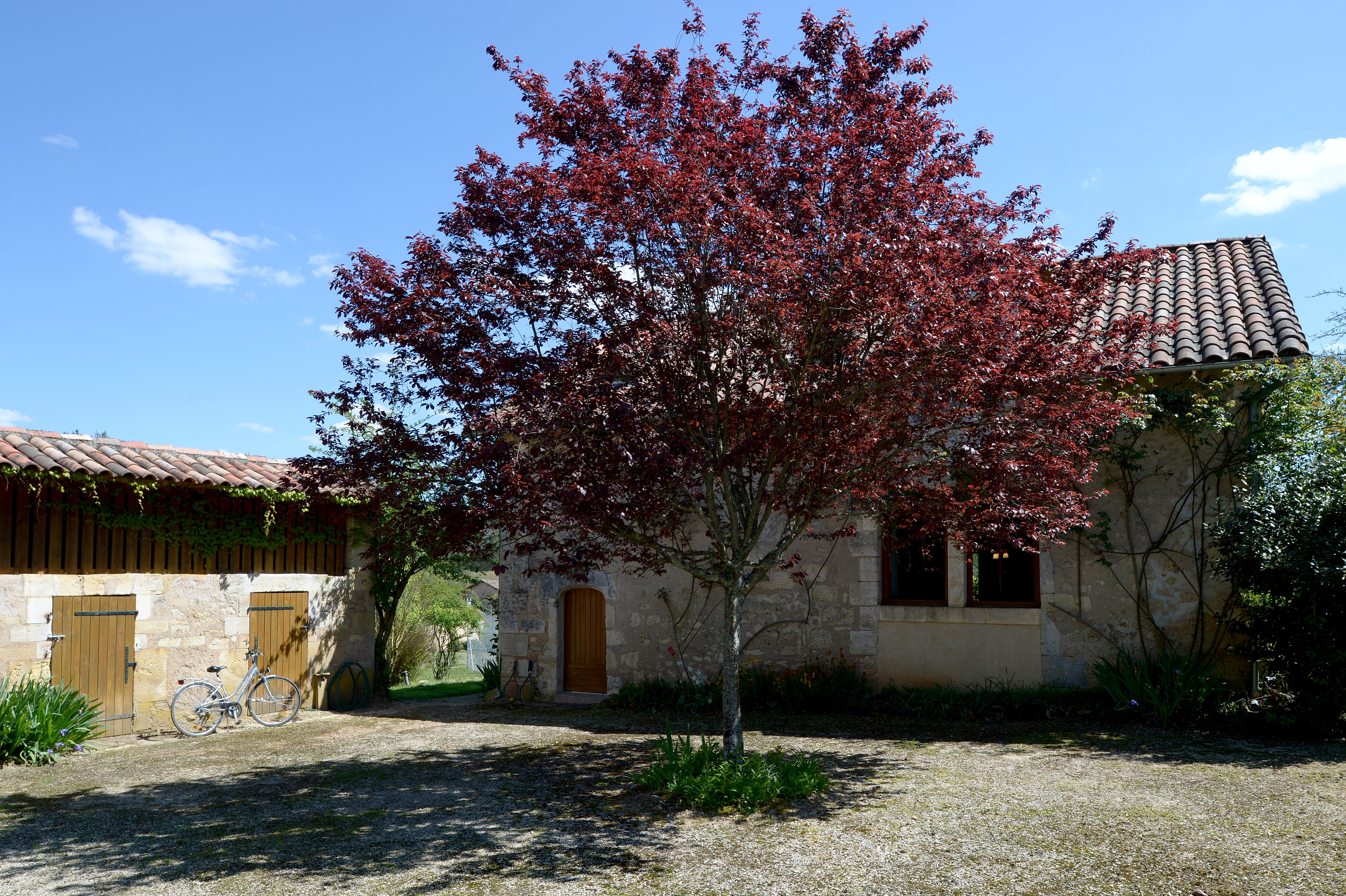 Vue du devant du gite, avec la cours