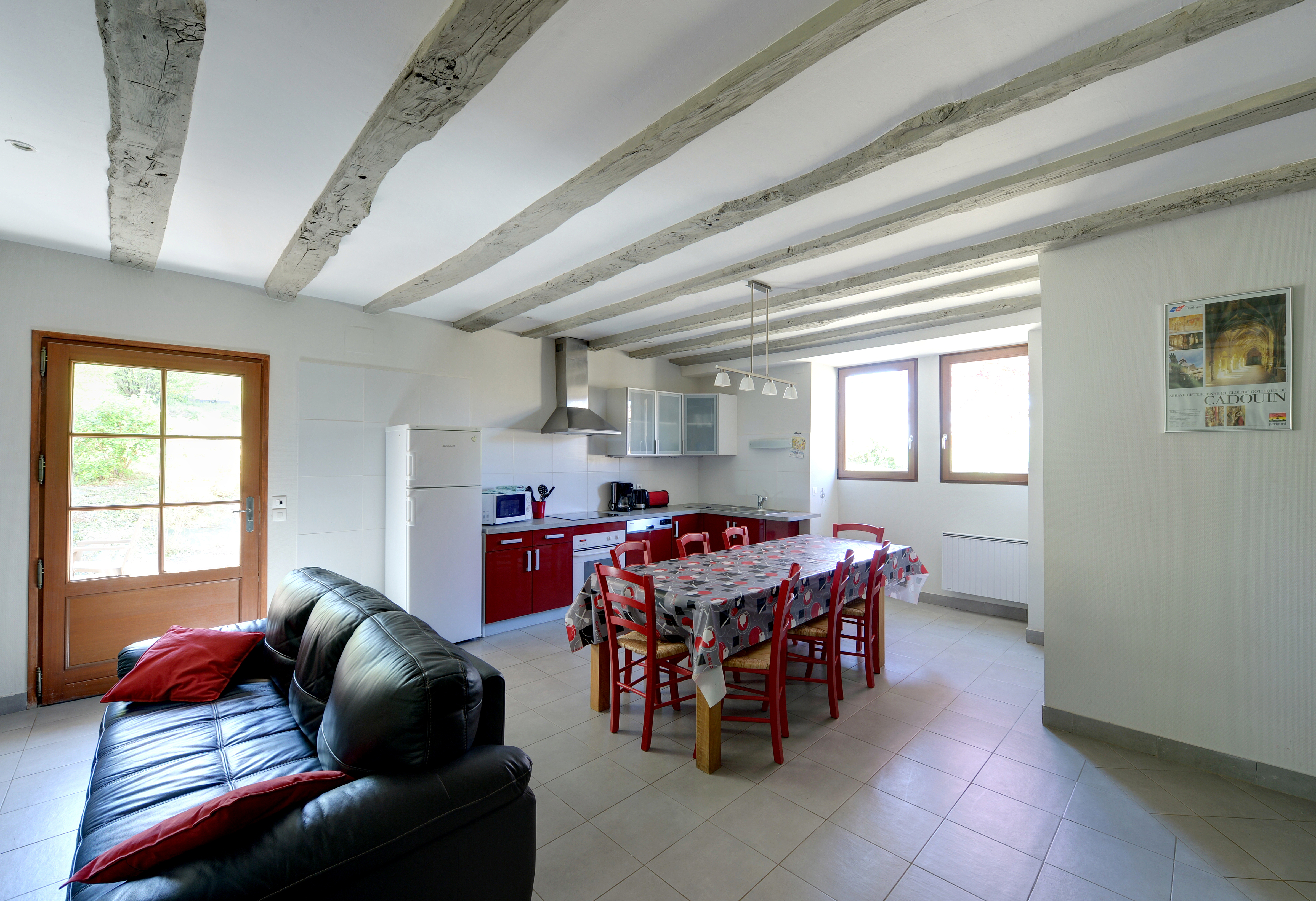 Intérieur spacieux et lumineux avec cuisine moderne et coin repas convivial.