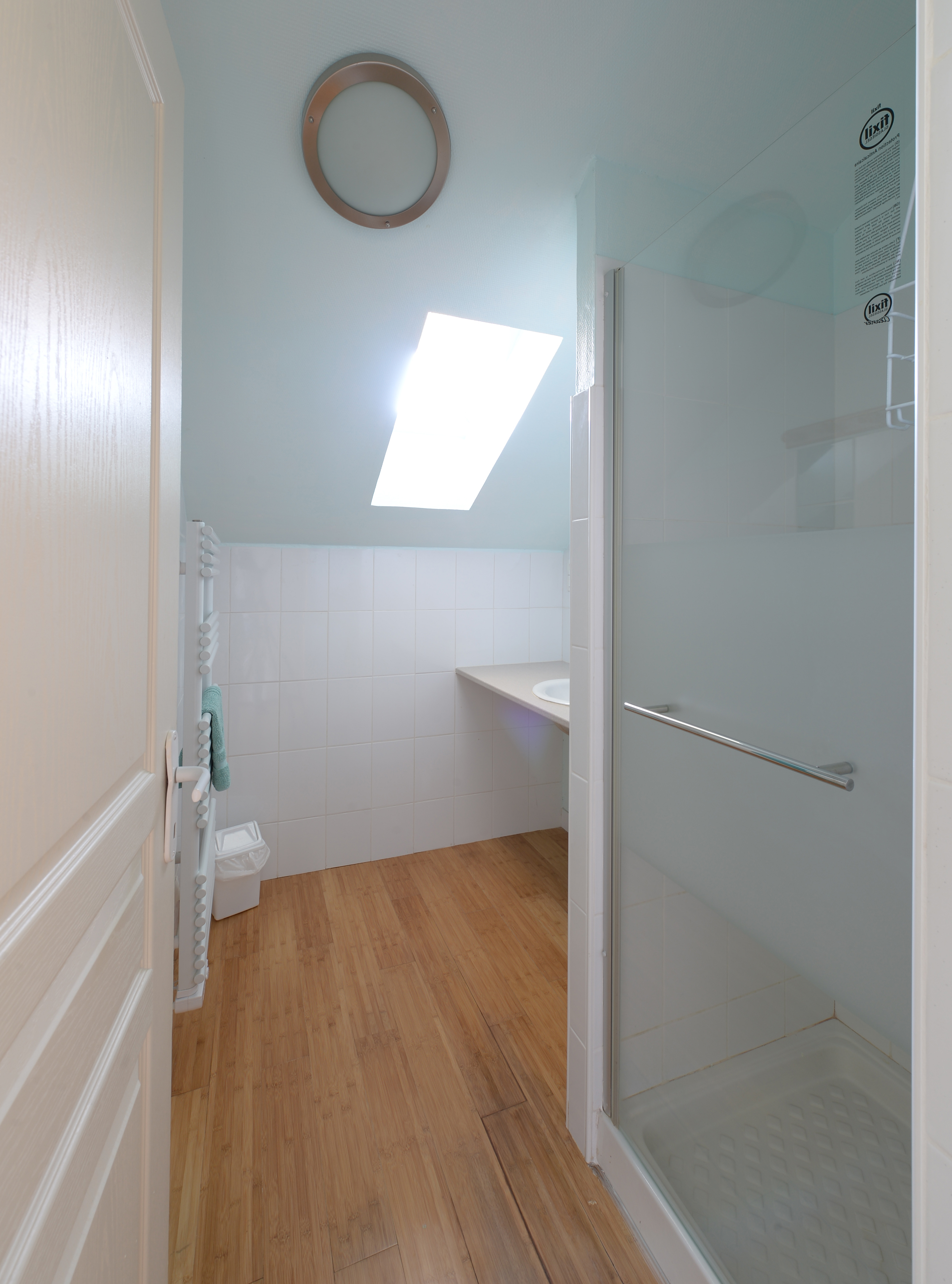 Salle de bain éclairée, avec une douche moderne