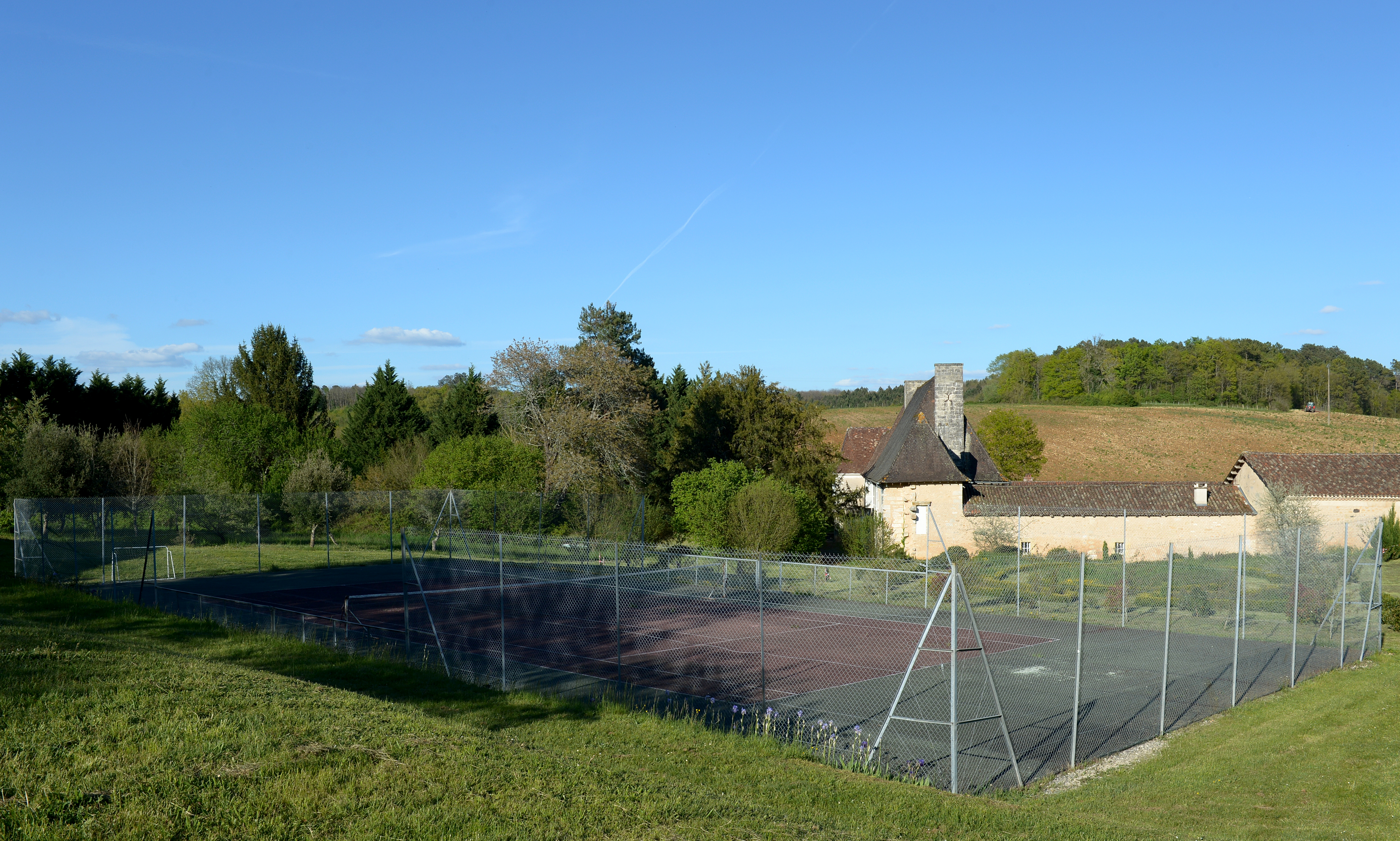 Le park est grand avec plusieurs jeux pour les enfants, avec un portique et des balançoires, un but de foot, ...