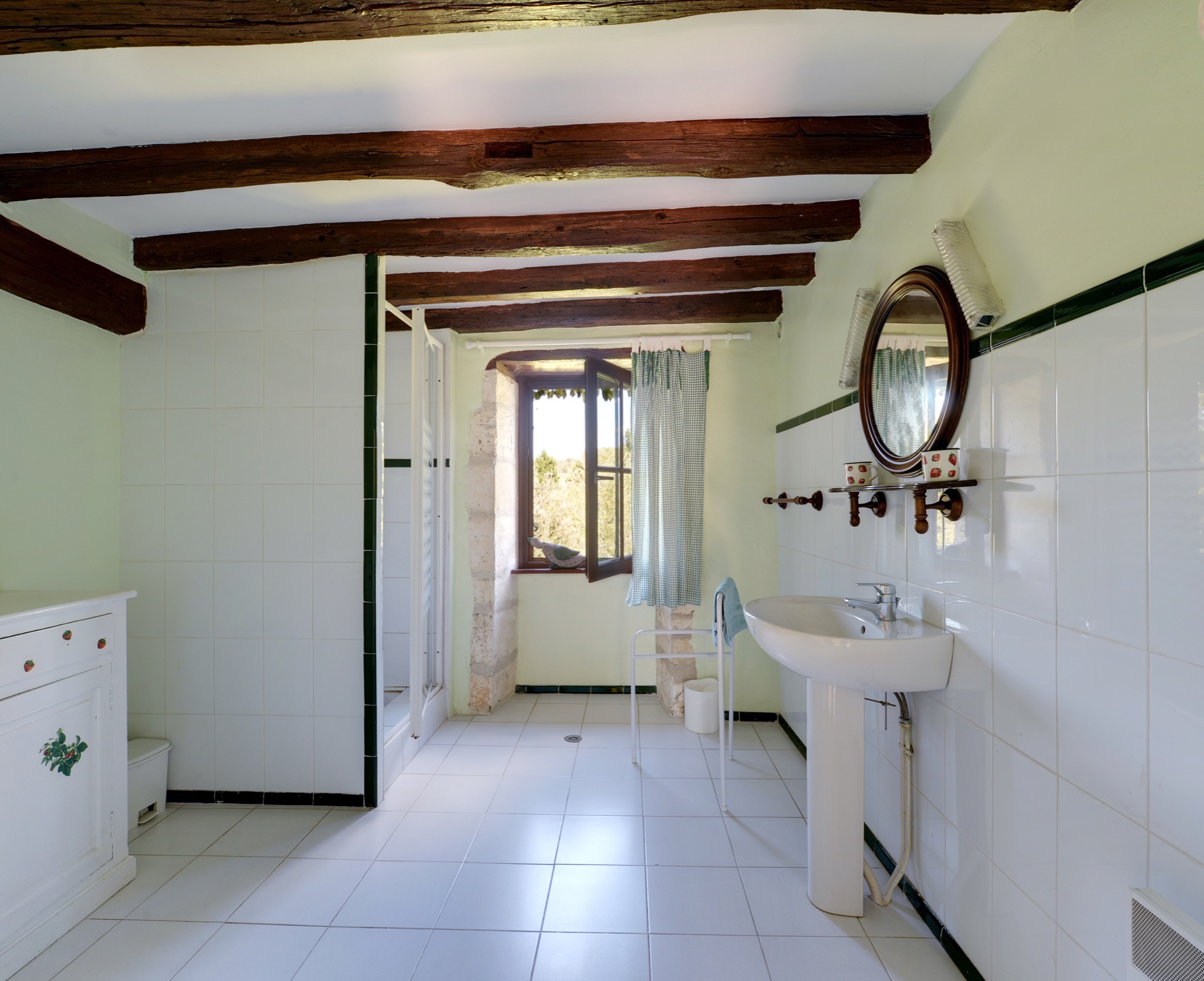 Salle de bain de la chambre principale, avec douche