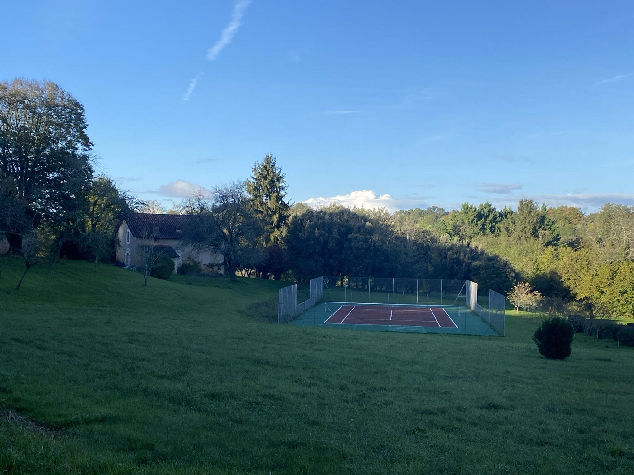 Le terrain de tennis est à 50 mètres du gite, des raquettes sont à disposition sur place.